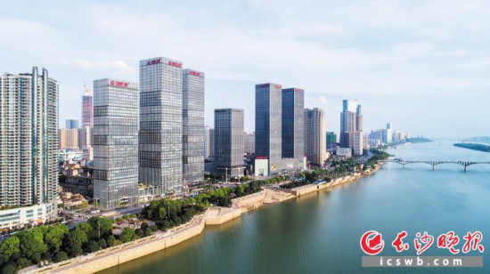　　近年来，长沙创新利用遥感影像、无人机等信息化手段辅助水土保持监督管理，率先全省实现生产建设项目“天地一体化”监管全覆盖，全力督促建设单位履行水土保持责任，助力打赢蓝天碧水保卫战，推进水生态文明城市建设。均为 邹麟 摄
